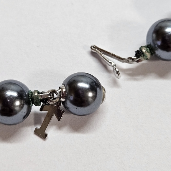 VINTAGE Trifari Grey Black Faux Pearl Beaded Long Necklace Hidden Box Clasp - Picture 5 of 6